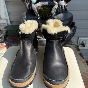 Merrell Black and Tan Ankle Boots with Cream Fur